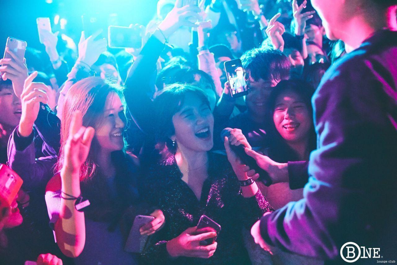 Energiereicher Auftritt in einem populären Nachtclub in Itaewon, Seoul, während eines Events.